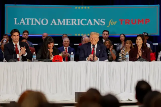 Mesa de latinos com Trump