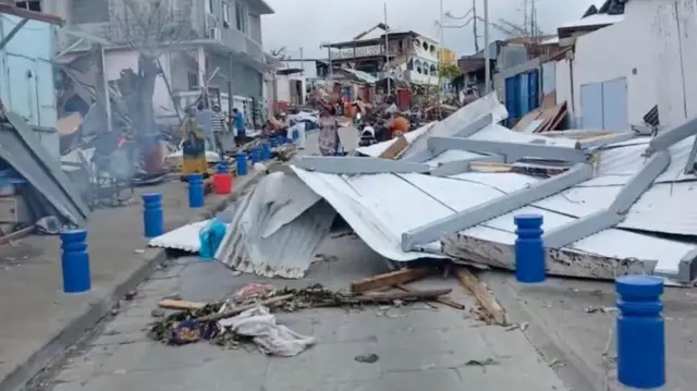 Уламки на вулиці столиці архіпелагу Мамудзу 