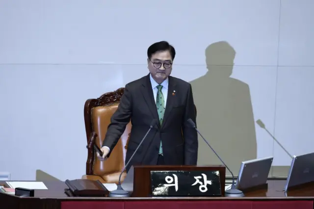 14일 탄핵안이 가결됐음을 선포하는 우원식 국회의장