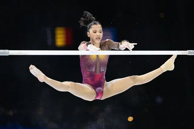 Ameera Hariadi dari Indonesia melakukan rutinitasnya pada palang yang tidak rata selama Kualifikasi Wanita di Kejuaraan Dunia Senam Artistik-Antwerp 2023 di Antwerp Sportpaleis pada 1 Oktober 2023 di Antwerp, Belgia. 