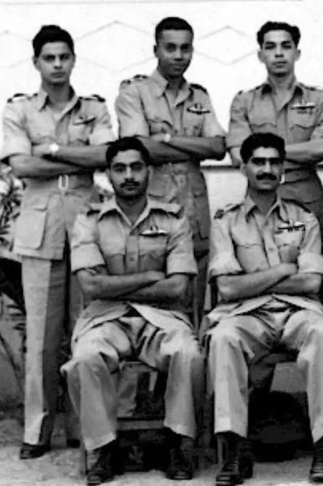 विंग कमांडर ओपी तनेजा अपनी टीम के साथ