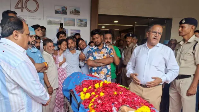 गौरव को अस्पताल से अंतिम विदाई देते समय फूल बरसाए गए
