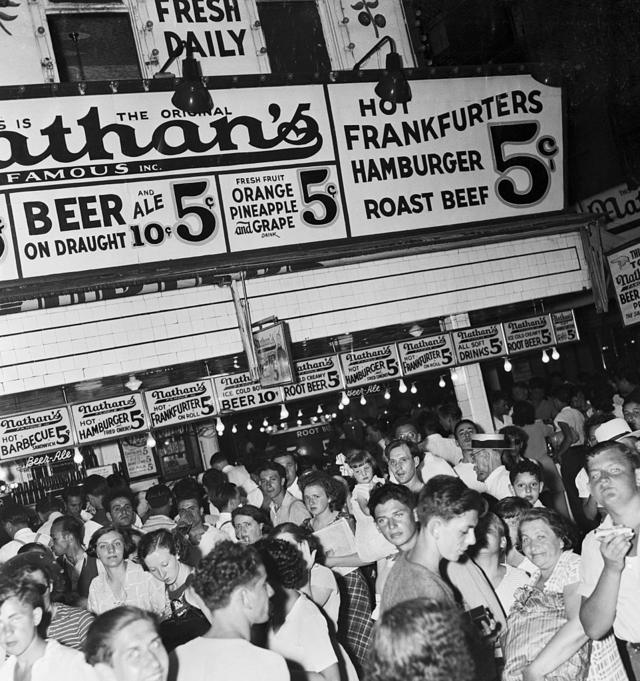 Una multitud en un popular restaurante de hot dogs en Nueva York en 1936.
