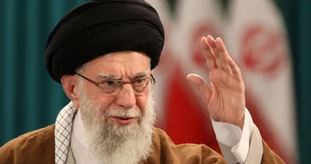 Foto de Ali Khamenei usando turbante e erguendo as mãos