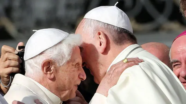 Francisco y Benedicto XVI.