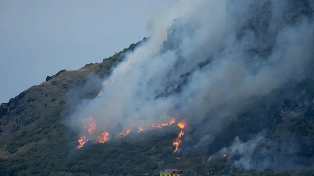 Горящий склон холма