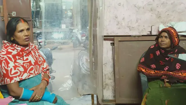 दिल्लीतील कामगार संघटनेच्या कार्यालयात मतदार यादीच्या रीव्हिजनबाबत चर्चा करणारे स्थलांतरित कामगार.