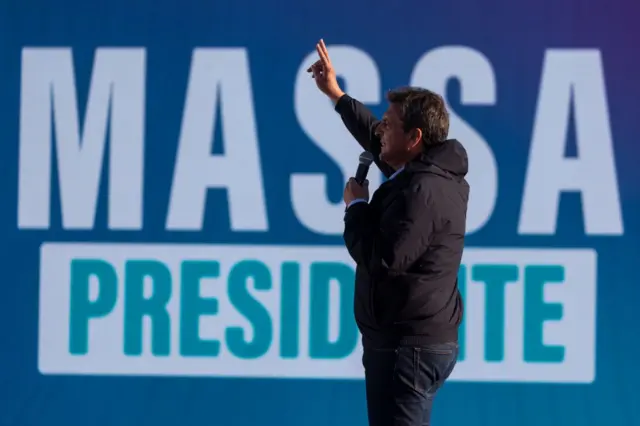 Massa con cartel atrás que dice "Massa presidente"