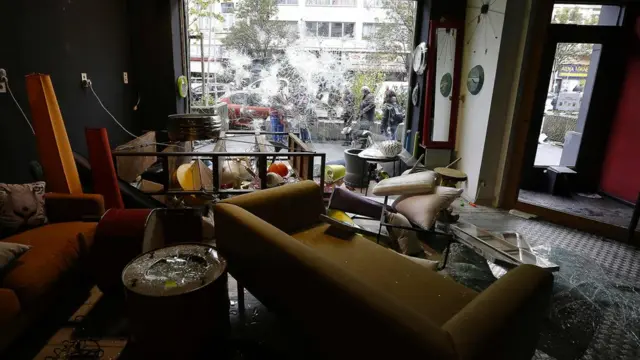 Перевернутая и поврежденная мебель