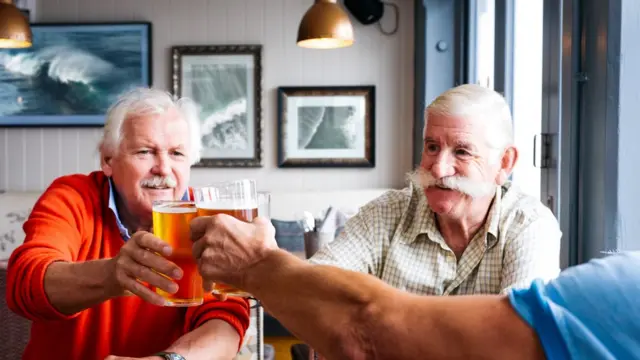 Трое мужчин, пьющих сидр