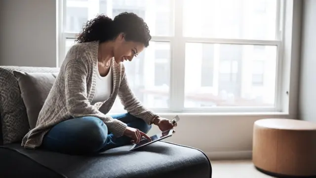 Mujer mirando un computador