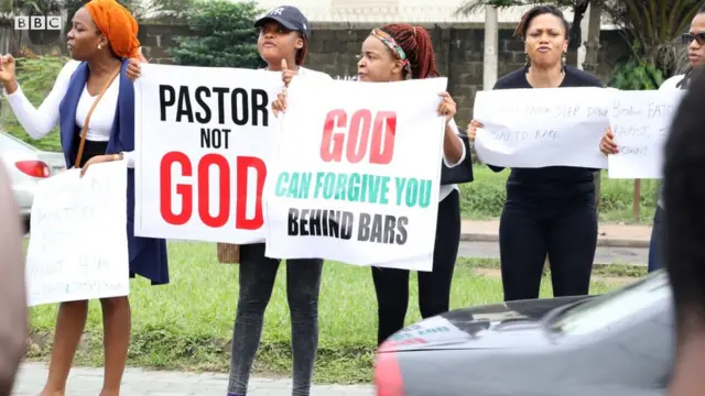 Awọn obinrin pẹlu akọle oriṣiriṣi lọwọ wọn