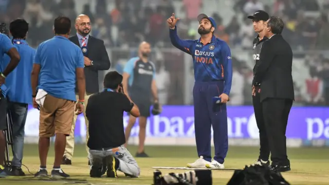 டாஸ் சுண்டும் ரோஹித் சர்மா