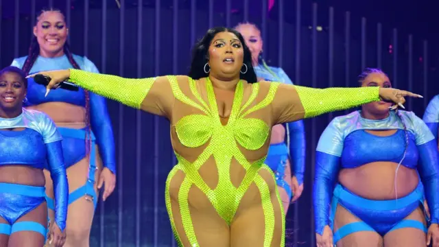 Lizzo junto a las bailarinas.