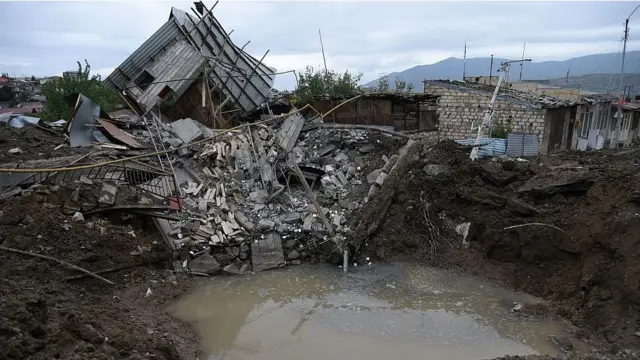 সাম্প্রতিক গোলাবর্ষণে বিধ্বস্ত কারাবাখের স্টেপানাকার্ট এলাকার ঘরবাড়ি
