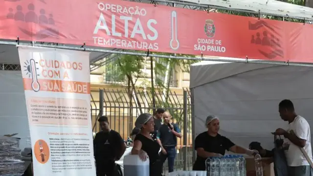 Operação Altas Temperaturas em São Paulo, oferece água, chá e fruta para a população na Praça da Republica