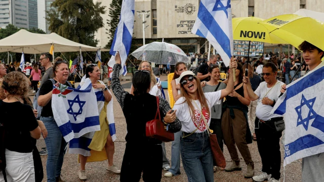 इसराइली झंडे लेकर जश्न मनाते लोग