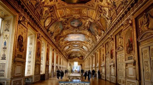 Di robbers bin reach one first-floor window and cut through glass panes to gain access to di museum gilded Galerie d'Apollon