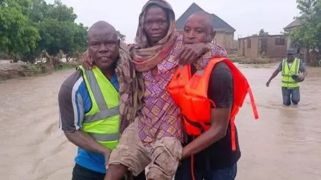 Rescuers dey carry pipo comot from di flood