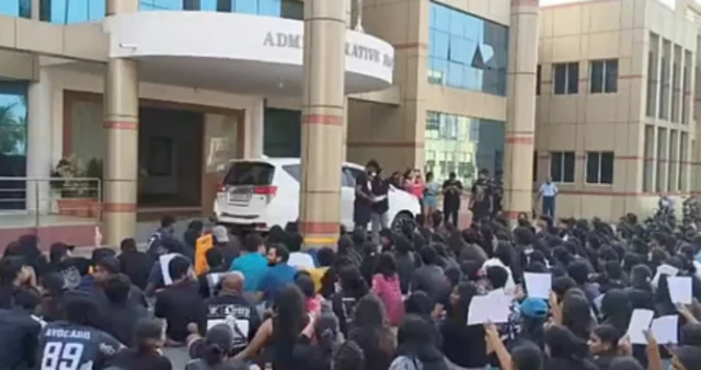 மாணவிகள் ஷார்ட்ஸ் அணிவது குறித்து துணைவேந்தரின் 'சர்ச்சை' கருத்து - மாணவர்கள் மத்தியில் எதிர்ப்பு