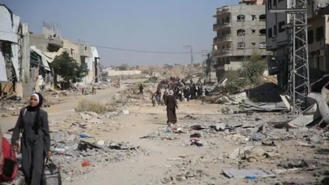 गाझात अर्ध्याहून अधिक भाग राहण्याच्या स्थितीत नाहीत. हमासने युद्धविराम करण्याच्या अटींमध्ये उद्ध्वस्त झालेल्या भागाच्या पुनर्निर्माणाची अट ठेवली आहे.