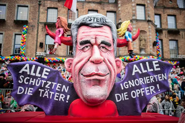 مجسمه اپستین در حالیکه بالهایی شبیه خفاش دارد