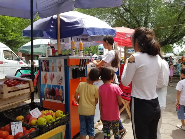 Базарда балмуздак саткан өспүрүм кыз. Бишкек