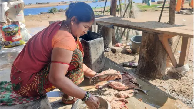 ఉద్దానం : ''సంపాదన అంతంత మాత్రం. వైద్యానికి ఖర్చు చేయడం కన్నా దేవుడి మీద భారం వేసి బతుకుతున్నాం'' అని కొందరు బాధితులు చెబుతున్నారు.