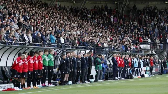 Sebelum laga antara NEC Nijmegen dan Feyenoord FC digelar, para pemain, ofisial, dan para penonton di Stadion De Goffert terlihat menundukkan kepala sebagai tanda penghormatan terhadap para korban di Stadion Kanjuruhan Malang.