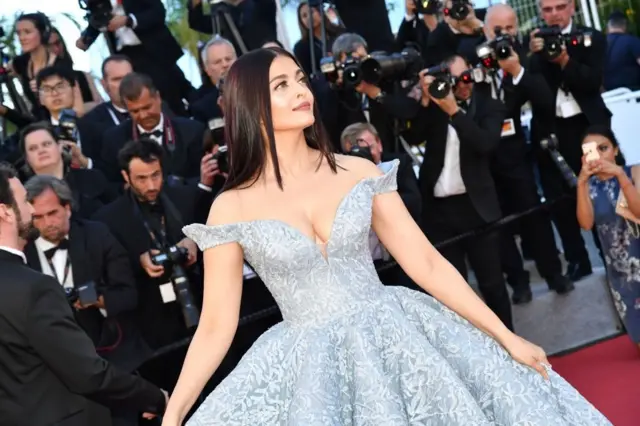 ஆடை வடிவமைப்பாளர் மைக்கெல் சின்கோ வடிவமைத்திருந்த சின்ட்ரெல்லா ஆடையை ஐஸ்வர்யா ராய் அணிந்து வந்திருந்தார்.