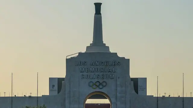 Fachada principal de Coliseo Memorial de Los Ángeles, en que se distinguen su nombre y los aros olímpicos.