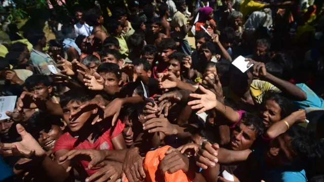 পালংখালি ক্যাম্পে ত্রাণের জন্য হাত বাড়িয়ে আছেন রোহিঙ্গারা।