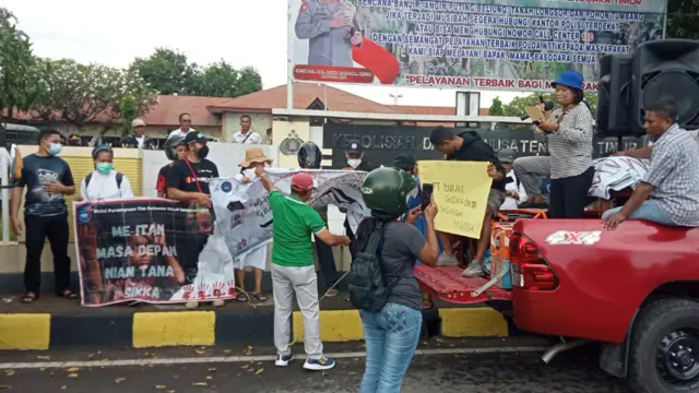 Sekelompok orang dari jaringan HAM Sikka melakukan demo mendesak perlindungan hukum kepada Paschalis di Maumere, NTT.