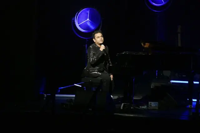 বাবাকে অল্প বয়সে হারানোর পর এআর রহমানকে আর তার পরিবারকে আর্থিক সমস্যা-সহ একাধিক বাধা বিপত্তির মুখোমুখি হতে হয়েছে।