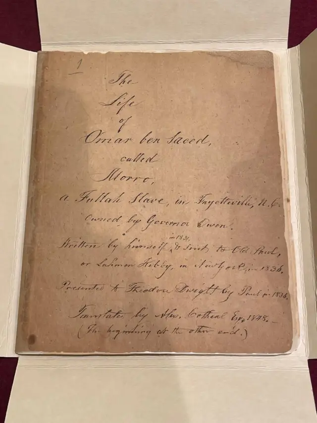 Un exemplaire du manuscrit d'Omar Ibn Saïd traduit en anglais posé sur une table.