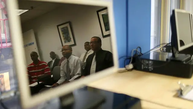 Personas esperando entrevista de trabajo.