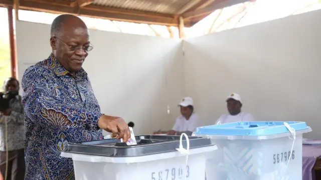 Rais Magufuli akipiga kura Dodoma
