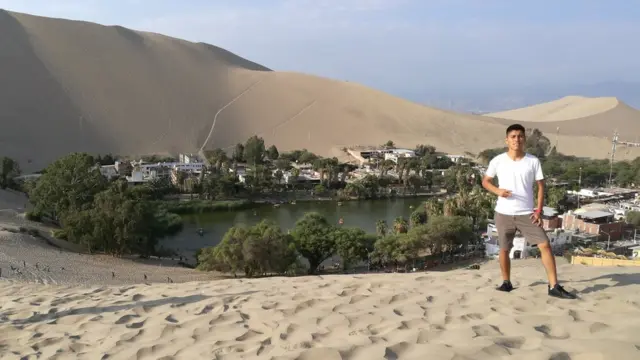 Danfer Meza Castro frente a un oasis