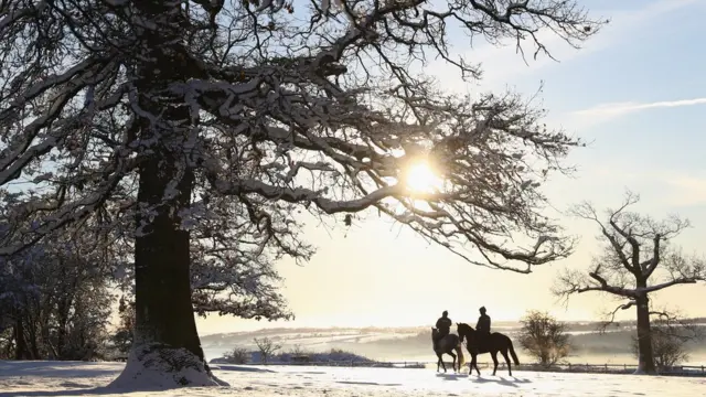 Dos personas a caballo.