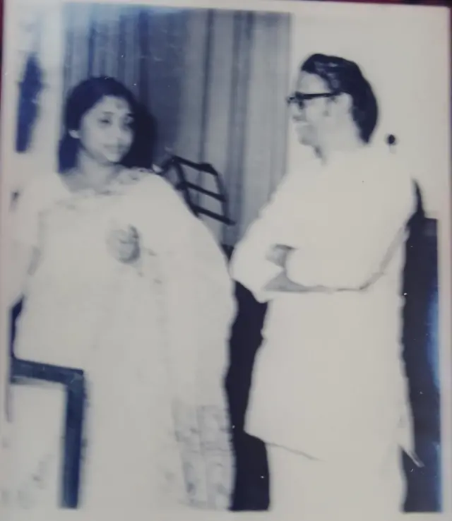 श्रीकांत ठाकरे रेकॉर्डिंगच्या वेळी 