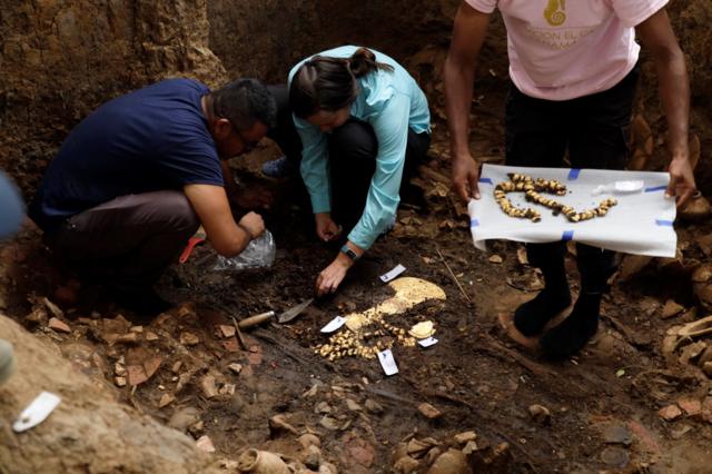 un grupo de personas escava en una tumbra prehispánica en Panamá
