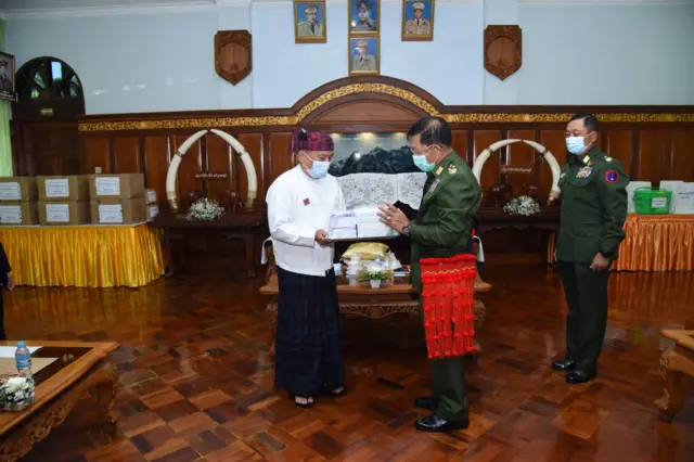 ဗိုလ်ချုပ်မှူးကြီး မင်းအောင်လှိုင် KBC တာဝန်ရှိသူတစ်ဦးနဲ့ တွေ့ဆုံခဲ့စဉ်။