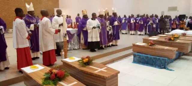 Owo church attack victims mass burial: Fotos, updates