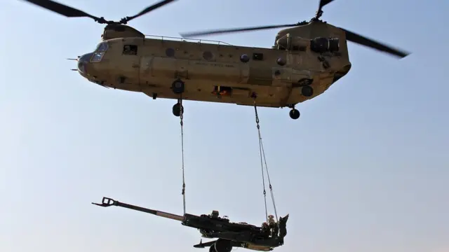 М777 на підвісці транспортного гелікоптера CH-47