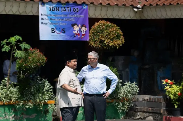 Presiden Prabowo Subianto (kiri) bersama pendiri Microsoft dan tokoh filantropi dunia Bill Gates di Jakarta, 7 Mei 2025.
