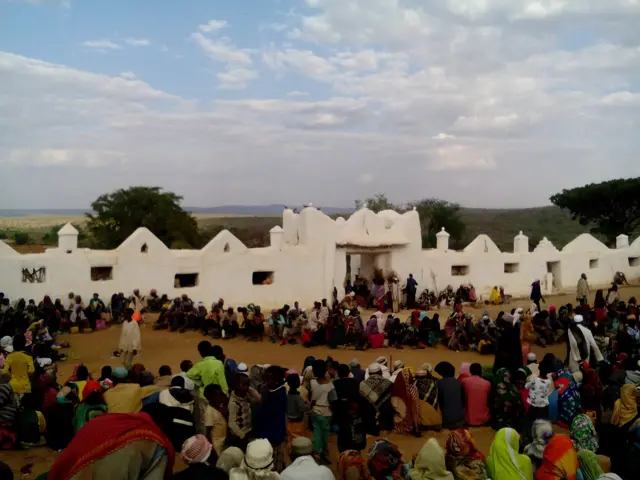 Ayyaana Dirree Sheek Huseenitti kabajamurratti namoota kumaatamaan lakkaa'amantu argamu