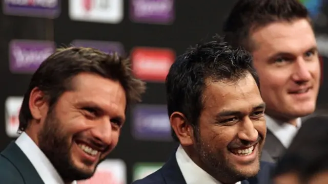 களத்தில் ஆக்ரோஷமாக விளையாடினாலும், மாற்று அணி வீரர்களுடன் தோனி நட்புறவுடன் இருந்தார்