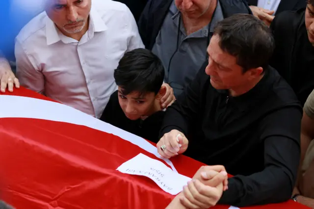 rodbina ubijenih u turskoj, pucnjava u turskoj, pucnjava u školi u turskoj, sahrana ubijenih u turskoj