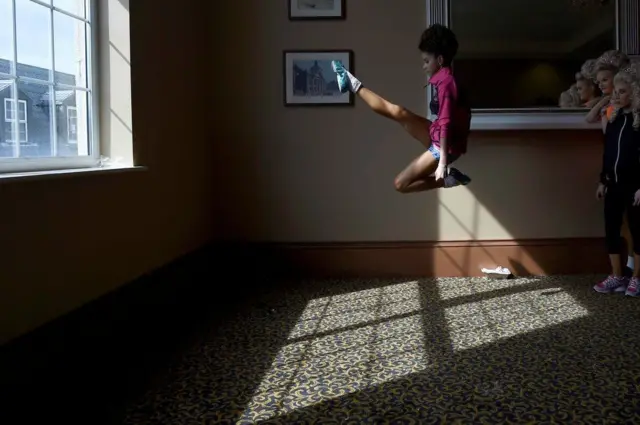 إبهين كينيالي تجري عملية إحماء قبل بطولة العالم للرقص الأيرلندي المقامة في دبلن