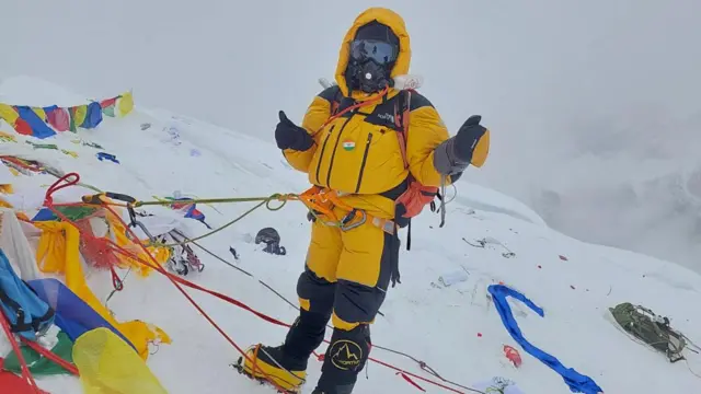 எவரெஸ்ட் சிகரத்தின் உச்சியில் முத்தமிழ்செல்வி